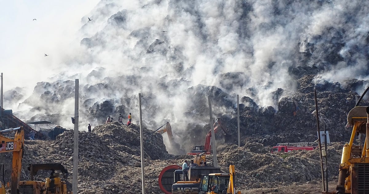 Delhi’s Ghazipur landfill engulfed in flames, residents report breathing issues Delhi’s Ghazipur landfill engulfed in flames, residents report breathing issues