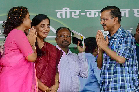 Delhi Chief Minister and AAP Supremo Arvind Kejriwal being greeted by JMM leader Kalpana Soren during a public meeting in favour of INDIA alliance candidate Samir Mohanti (JMM) for Lok Sabha polls, in Jamshedpur, Tuesday, May 21, 2024. 