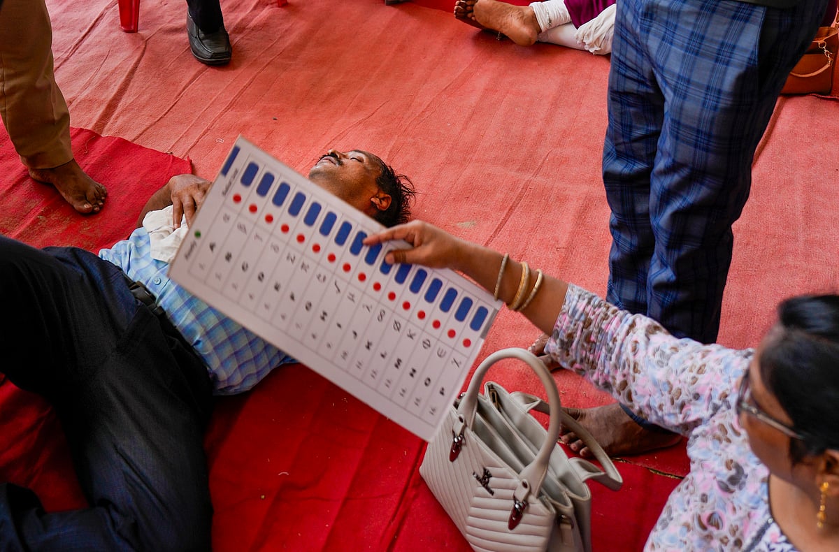 15 UP Poll Staff Die in Heatwave, CEO Orders Heat Protection Measures