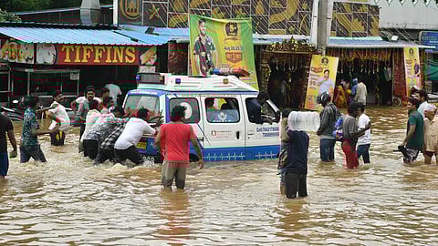 Andhra Pradesh - Telangana Flood : आंध्र प्रदेश और तेलंगाना में बाढ़-बारिश से बिगड़े हालात, 130 ट्रेनें हुई रद्द Andhra Pradesh - Telangana Flood