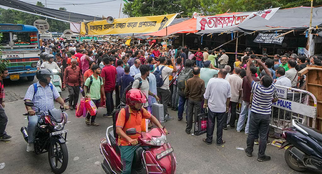 Government doctor held for wearing ‘straight spine’ badge joins fast