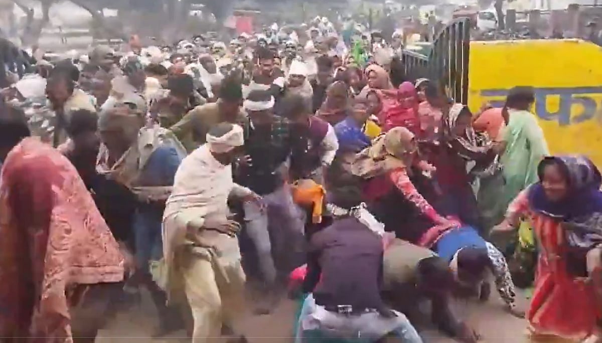 Fertiliser shortage triggers stampede-like situation in UP’s Sambhal Fertiliser shortage triggers stampede-like situation in UP’s Sambhal