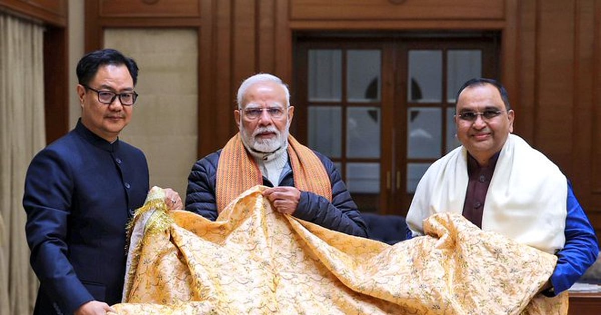 Modi's Ajmer Dargah offering amidst controversy.