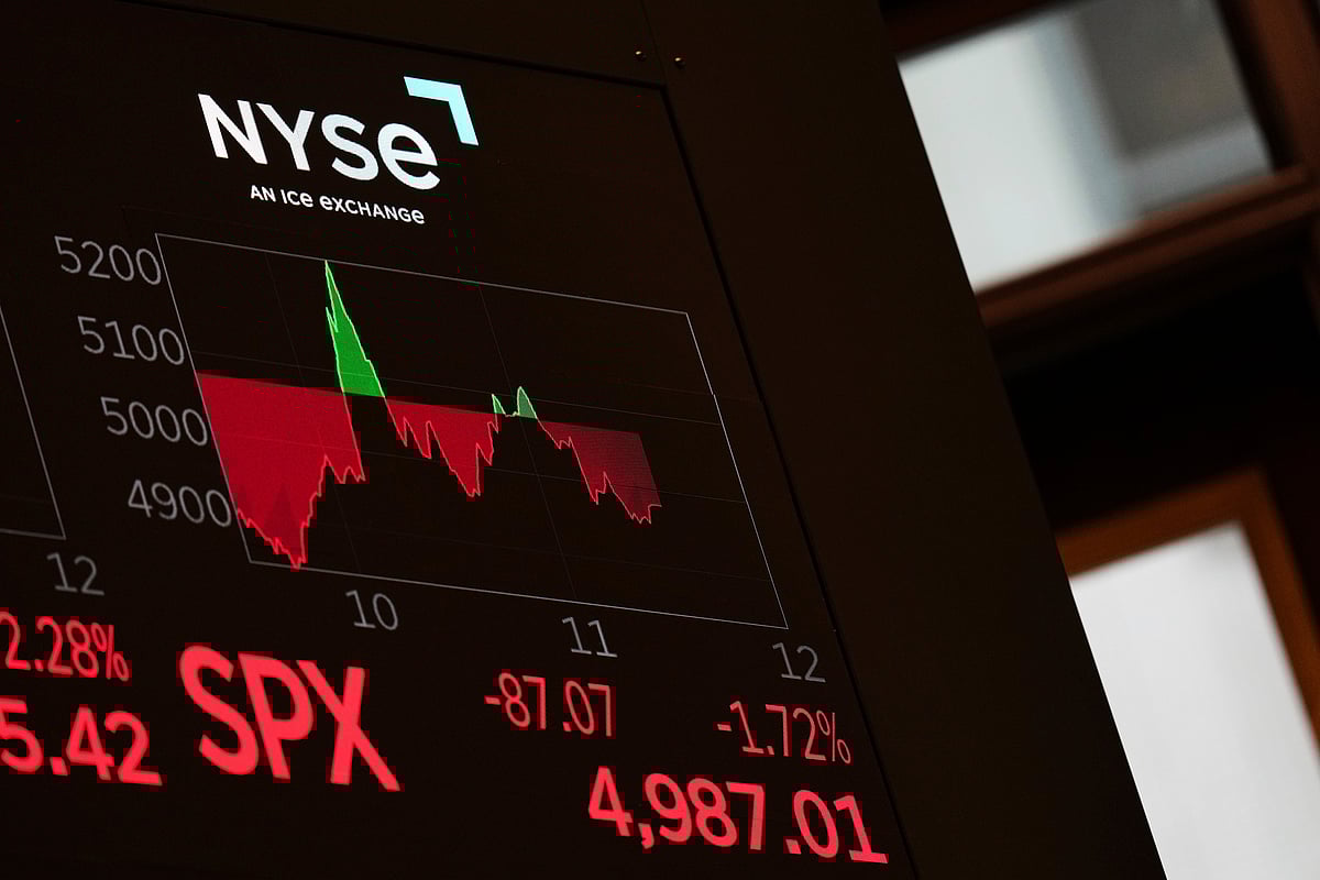 False tariff pause rumor causes market volatility before White House denial