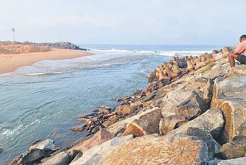 The Muthalapozhi harbour mouth is on the verge of closure owing to sand accumulation.