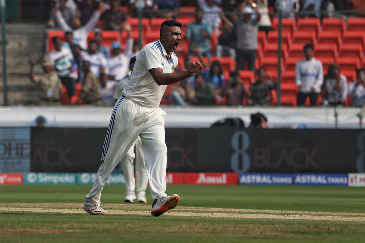 Spinners clip English wings on Day 1 of first Test