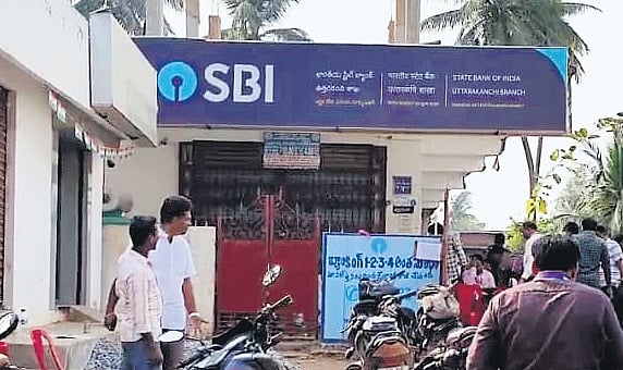 Cash, gold worth Rs 75 lakh looted from SBI in Kakinada