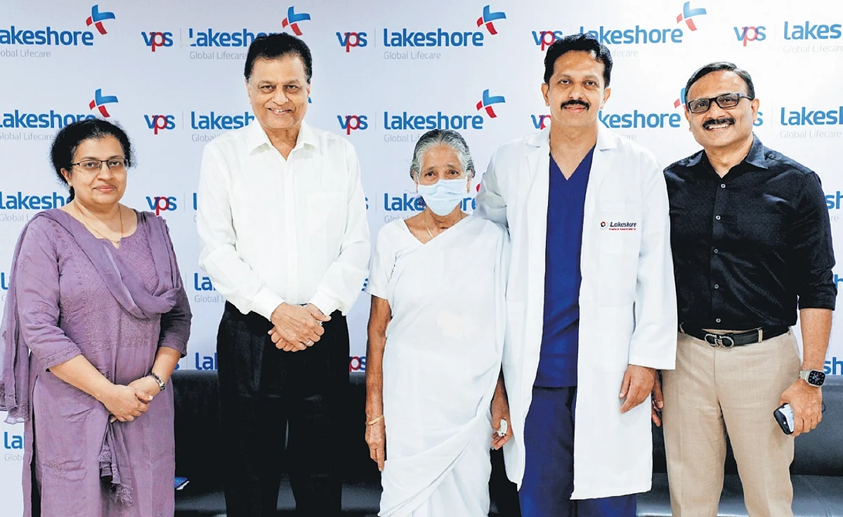 World’s first endo-robotic surgery performed at the VPS Lakeshore Hospital in Kochi World’s first endo-robotic surgery performed at the VPS Lakeshore Hospital in Kochi