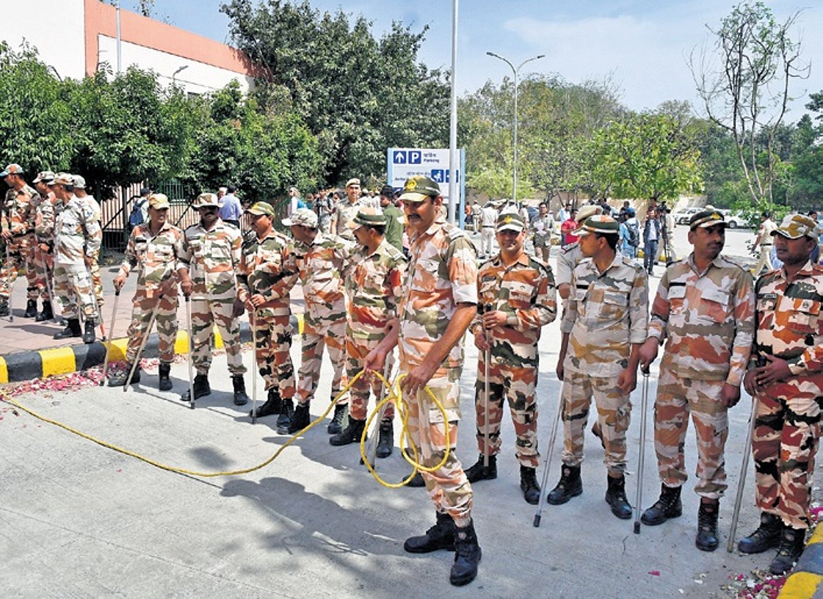 DMRC opens entry and exit gates of Lok Kalyan Marg metro station
