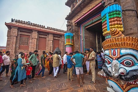 Improve crowd control at Jagannath Temple