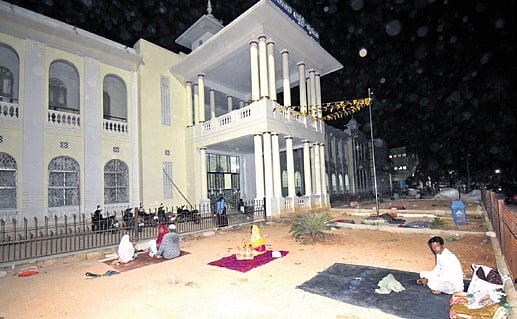 New father's joy turns to tragedy as he dies in hospital courtyard unable to afford shelter