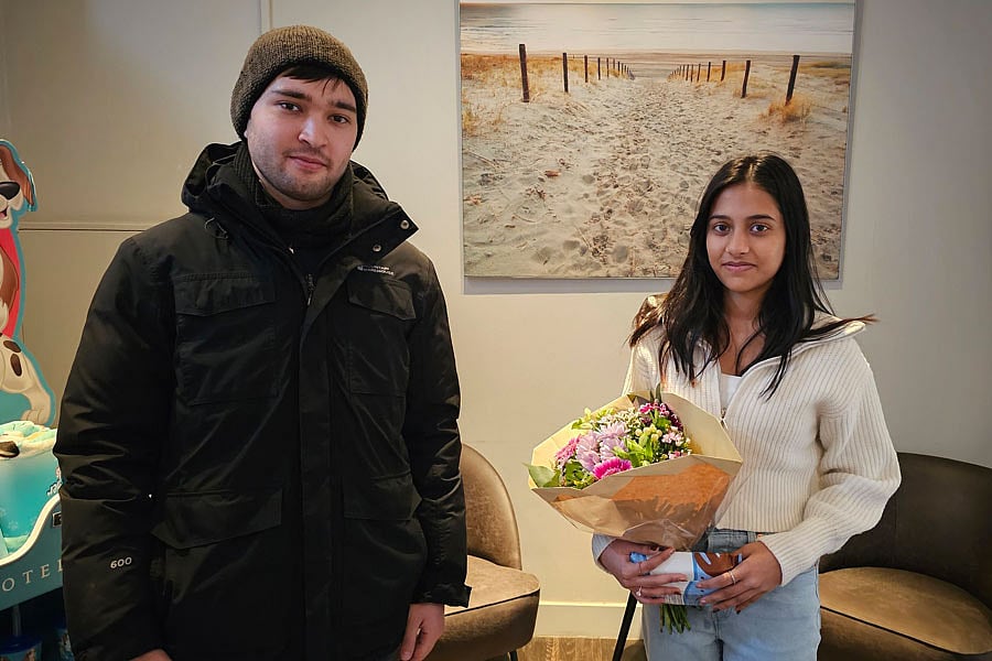 With flowers and chocolate, Uzbek GM Yakubboev says sorry to Vaishali for handshake furore
