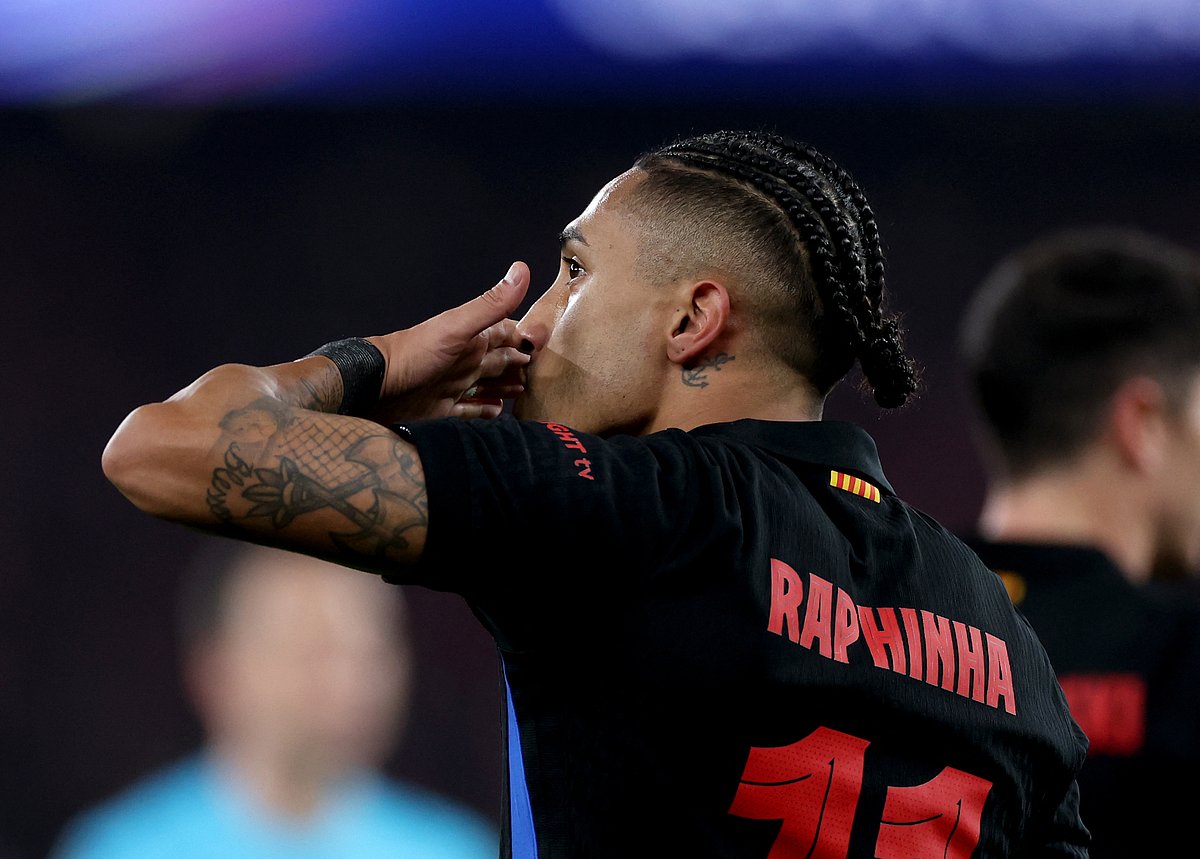 Raphinha earns 10-man Barca tight first leg win at Benfica