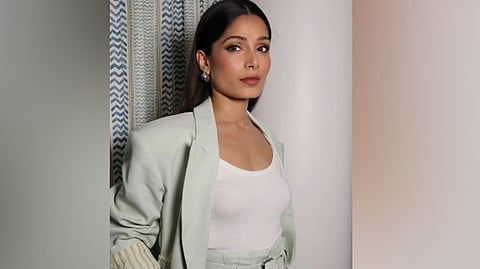 Suv parisi porno surat Tabiatda katta kokrak tasvirlangan onlayn jinsiy aloqa videolari