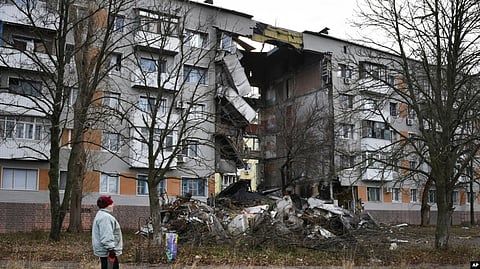 A woman passes by an apartment building damaged following by Russian shelling in Bakhmut, the site of the heaviest battles with the Russian troops, in the Donetsk region, Ukraine, Dec. 11, 2022. (VOA)