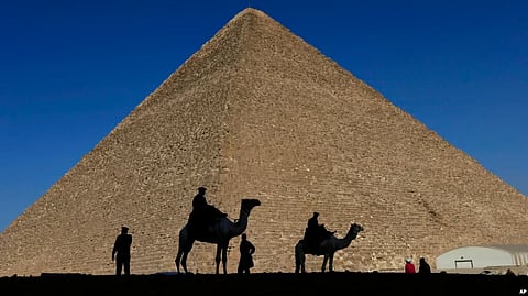 FILE - Policemen are silhouetted against the Great Pyramid in Giza, Egypt, Dec. 12, 2012. (VOA)