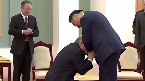 The original image posted on the @NiKiTa_32156 Twitter account that purports to show Russian President Vladimir Putin kneeling before Chinese President Xi Jinping. (@NiKiTa_32156 Twitter)