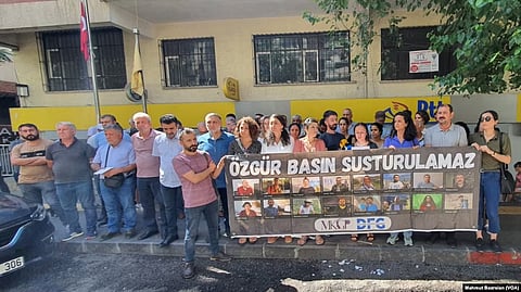Supporters of a group of Kurdish journalists detained since June 2022 gather in Diyarbakir, Turkey, to protest the arrests. (Mahmut Bozarslan/VOA Turkish)