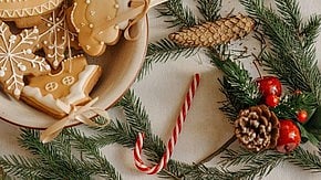 Christmas Party:- As the holiday season approaches, it's time to start planning your show-stopping looks for the upcoming Christmas party.[IANS]
