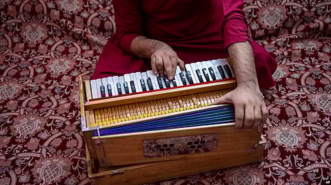 Afghan musicians: A high court in Pakistan prohibited authorities Friday from forcibly deporting Afghan musicians and singers until their asylum cases are resolved within the next two months. [VOA]