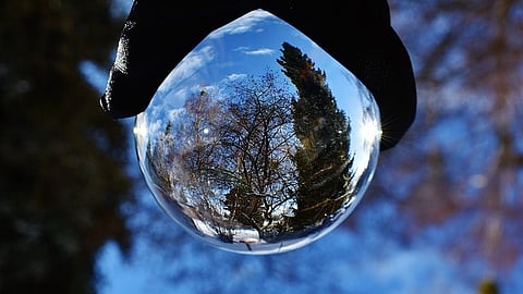 For centuries, humans have made use of glass in their art, tools, and technology. [Pixabay]