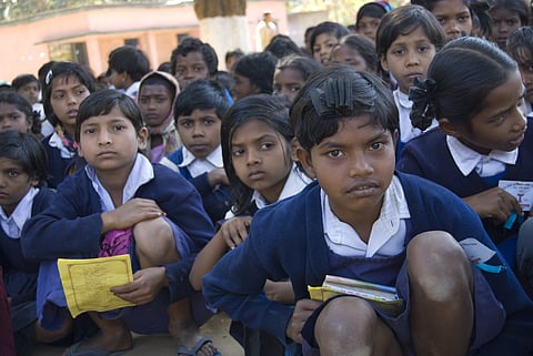 deaf and hard of hearing students in India historically is the oralist teaching approach which does not employ sign language