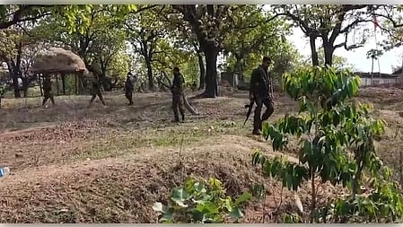 Indian coldiers searching Maoists rebel in bastar forest