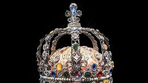 In the imaage the crown of Louis XV (after Claude Ronde), 1722, at the Louvre, Paris is shown. The crown is full with precious jewellery.