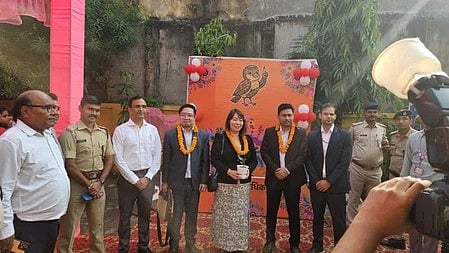 Delegates from Bihar are being welcomed to Bihar by garland.