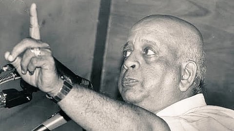 The image of T.N. Seshan adressing the people 