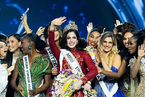मिस यूनिवर्स का ताज दुनिया की हजारों युवा मॉडल्स के लिए किसी सपने से कम नहीं होता है। 