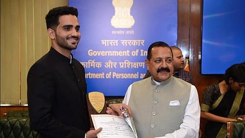 IAS Ravi Sihag being awarded a certificate by Minister of State Jitendra Singh during a felicitation ceremony for the top 20 qualifiers of the 2021 batch.