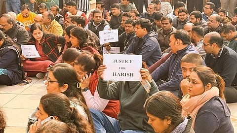 Following the news of Harish Singh Mahar’s death, several lawyers, court clerks and staffers held a protest inside the Saket Court complex.