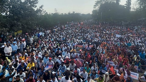 Many people gathered in a dharna against the Vadhvan port project.