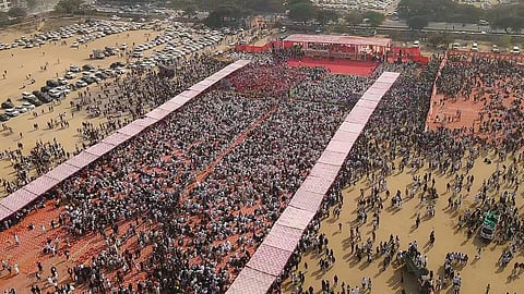 A thousands-strong cowd gathered at an event venue.