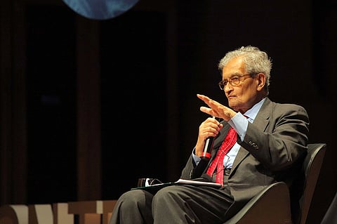 Amartya Sen sitting and speaking at an international conference in Sao Paulo, 2012