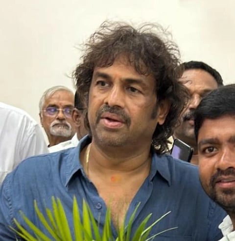 Image of Karnataka School Education and Literacy Minister Madhu Bangarappa with with Basavaraju Jettihundi.