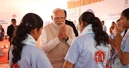 पीएम मोदी ने की एचपीवी टीका लगा चुकी युवतियों से बात, जागरूकता फैलाने की अपील