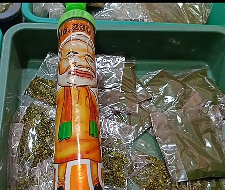 बुरहानपुर बाजार में बढ़ी रौनक, मोदी मुखौटे और पिचकारी की खास मांग