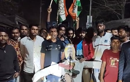 मतदाता सूची से नाम हटाने को लेकर तृणमूल कांग्रेस के कार्यकर्ताओं ने किया विरोध प्रदर्शन