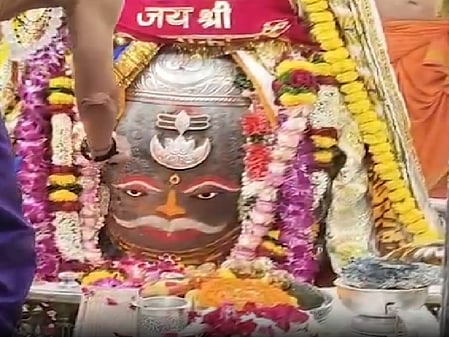 माथे पर अर्धचंद्र सजाए बाबा महाकाल ने भक्तों को दिए दर्शन, अद्भुत शृंगार देख भावविभोर हुए श्रद्धालु