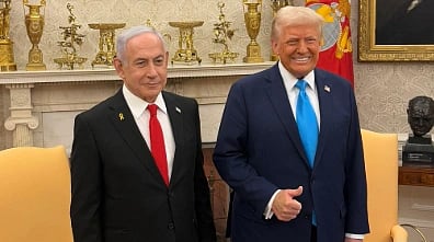 Image of Benjamin Netanyahu and Donald trump from the White House. trump is smiling and giving a thumbs up pose for the photograph.