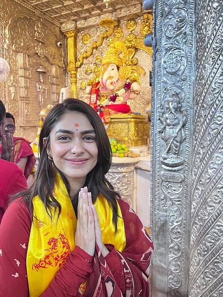 Mrunal Thakur seeks Bappa