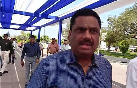 Gujarat DGP oversees security measures at Assembly after bomb threat (Ld)