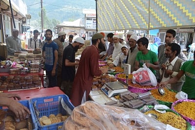 Eid eve shopping continues in Kashmir despite rain, cold