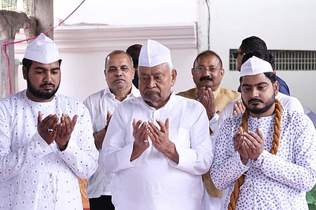 Nitish Kumar offers prayers at mosques in Patna, congratulates Muslim community on Eid