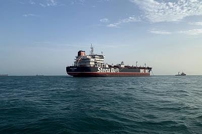 US lifts curbs on Iran oil at sea