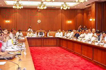 Maha: Bonhomie between Fadnavis, Shinde and Uddhav at farewell event​ (Photo: @CMOMaharashtra/X)