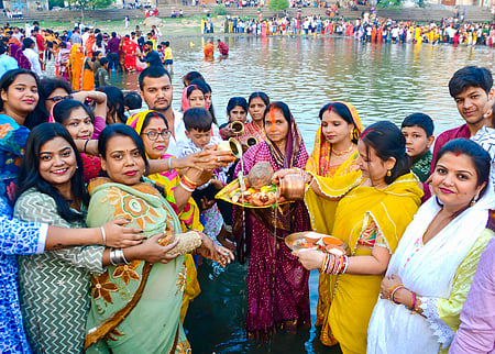 Bihar: Devotees offer first Arghya to setting Sun on Chaiti Chhath