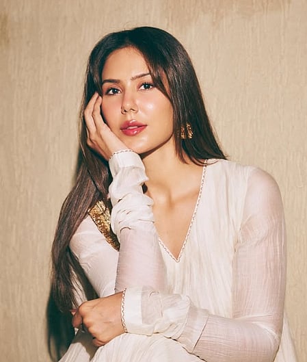 Sonam Bajwa pairs her love for moon with Satinder Sartaaj, Jasmine Sandlas’ soulful song